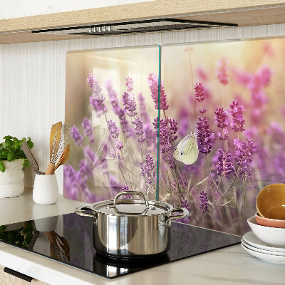 Glas-Schneidebrett mit Lavendelfeld und Schmetterling