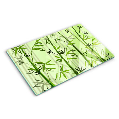 Schneidebrett aus Bambus mit grünem Hintergrund