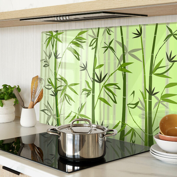 Schneidebrett aus Bambus mit grünem Hintergrund