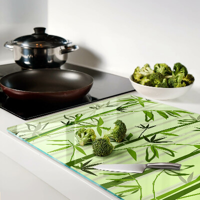 Schneidebrett aus Bambus mit grünem Hintergrund