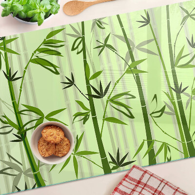 Schneidebrett Bambus auf grünem Hintergrund