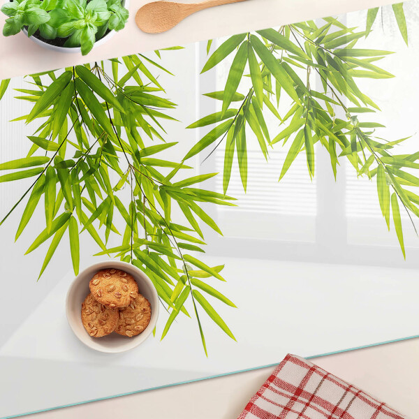 Schneidebrett glas Bambusblätter vor dem Fenster