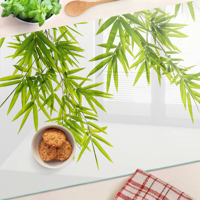 Schneidebrett glas Bambusblätter vor dem Fenster