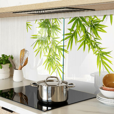 Schneidebrett glas Bambusblätter vor dem Fenster
