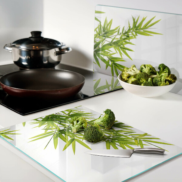 Schneidebrett glas Bambusblätter vor dem Fenster