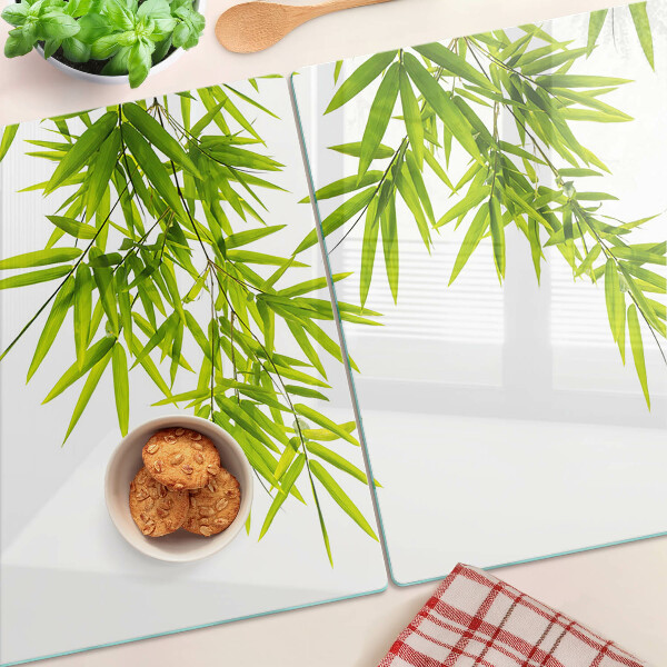 Schneidebrett glas Bambusblätter vor dem Fenster