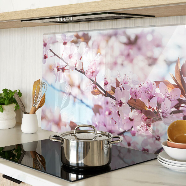 Schneidebrett glas Kirschblüten auf blauem Hintergrund