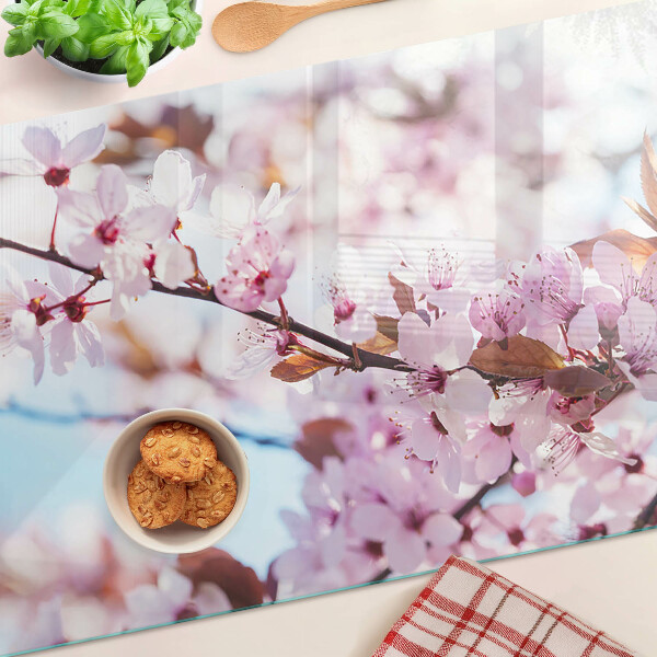 Schneidebrett glas Kirschblüten auf blauem Hintergrund