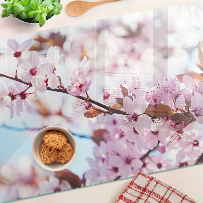 Schneidebrett glas Kirschblüten auf blauem Hintergrund