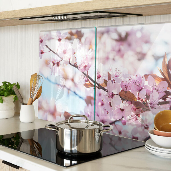 Schneidebrett glas Kirschblüten auf blauem Hintergrund