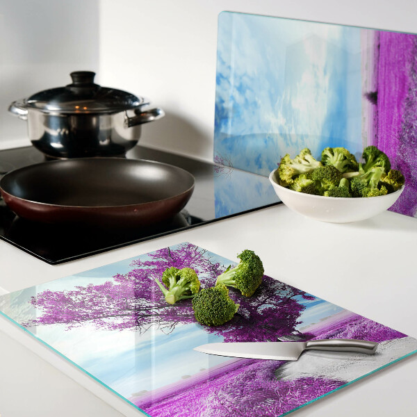 Schneidebrett Ein violetter Baum vor dem Himmel