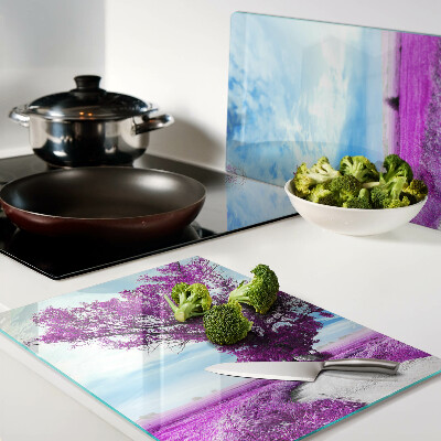 Schneidebrett mit Motiv eines violetten Baumes vor dem Himmel