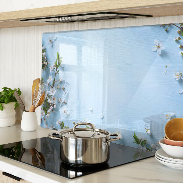 Glas schneidebrett Blumenmuster auf blauem Hintergrund