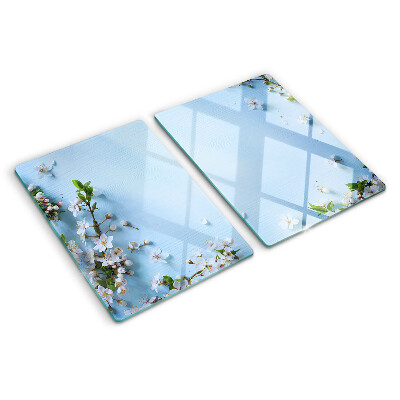 Glas-Schneidebrett mit Blumenmuster auf blauem Hintergrund