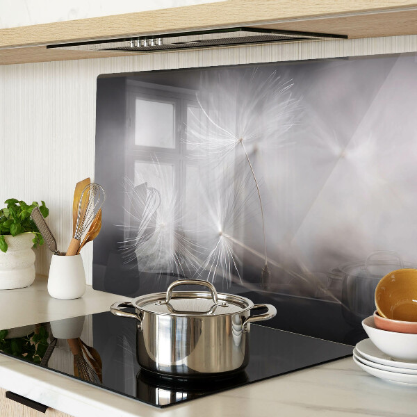 Schneidebrett glas Flauschige Löwenzahnblüten vor dem Fensterhintergrund
