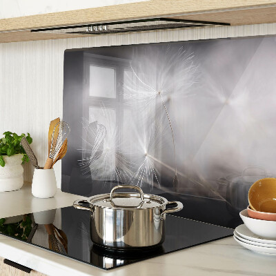 Schneidebrett Glas mit Motiv flauschiger Löwenzahnblüten vor einem Fensterhintergrund