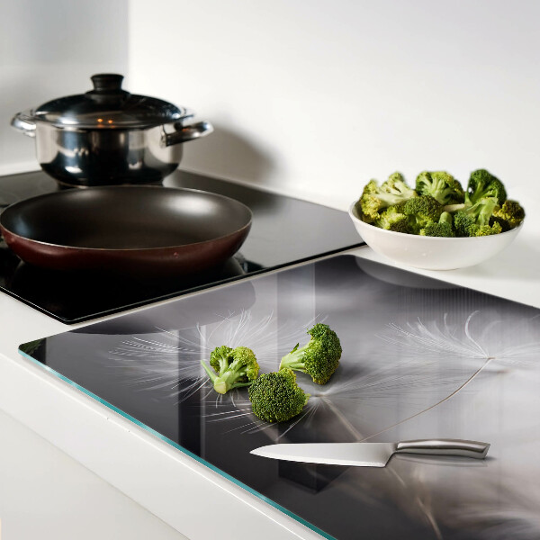 Schneidebrett Glas mit Motiv flauschiger Löwenzahnblüten vor einem Fensterhintergrund