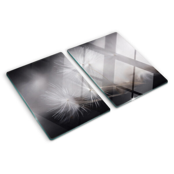 Schneidebrett Glas mit Motiv flauschiger Löwenzahnblüten vor einem Fensterhintergrund