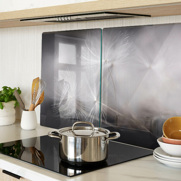 Schneidebrett Glas mit Motiv flauschiger Löwenzahnblüten vor einem Fensterhintergrund