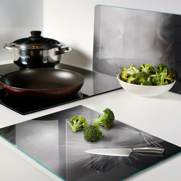 Schneidebrett glas Flauschige Löwenzahnblüten vor dem Fensterhintergrund