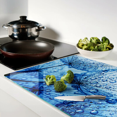 Schneidebrett mit Blumenmotiv und Wassertropfen