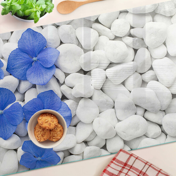 Glas schneidebrett Blaue Blumen auf weißen Steinen