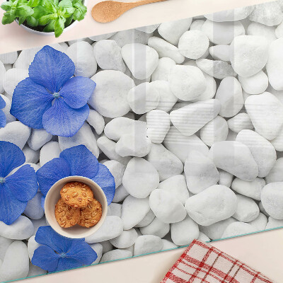 Glas schneidebrett Blaue Blumen auf weißen Steinen