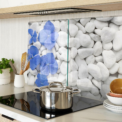 Glas schneidebrett Blaue Blumen auf weißen Steinen