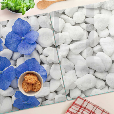 Glas schneidebrett Blaue Blumen auf weißen Steinen