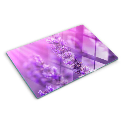 Schneidebrett Glas mit Lavendelblüten auf violettem Hintergrund