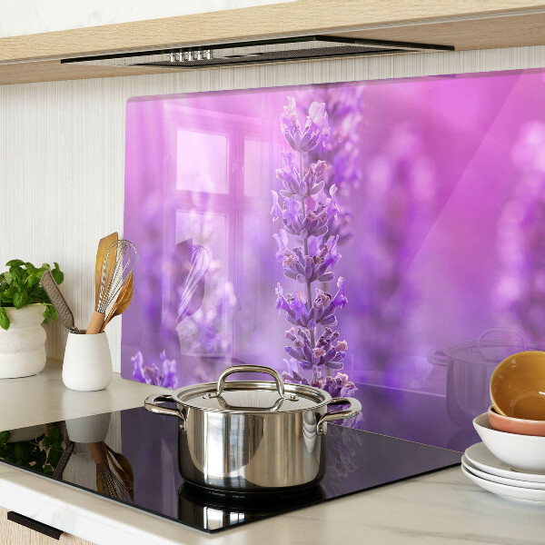 Schneidebrett Glas mit Lavendelblüten auf violettem Hintergrund