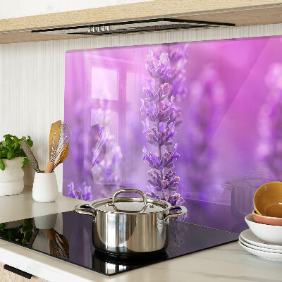 Schneidebrett glas Lavendelblüten auf violettem Hintergrund