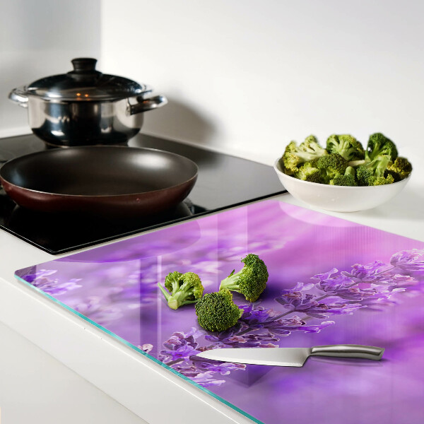Schneidebrett glas Lavendelblüten auf violettem Hintergrund
