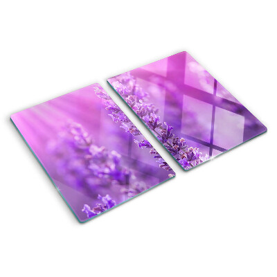 Schneidebrett Glas mit Lavendelblüten auf violettem Hintergrund