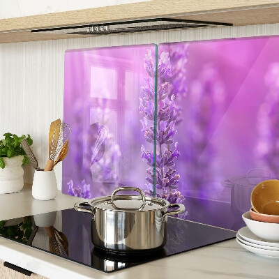 Schneidebrett Glas mit Lavendelblüten auf violettem Hintergrund