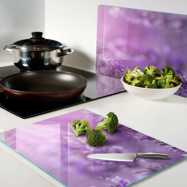 Schneidebrett glas Lavendelblüten auf violettem Hintergrund