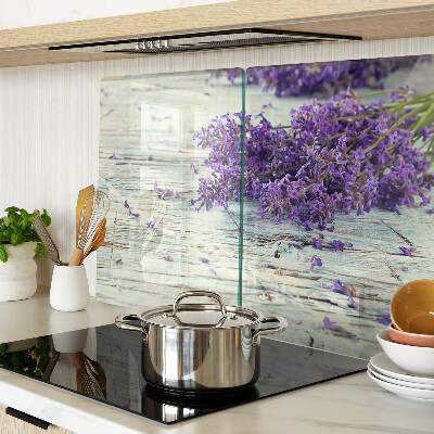 Glas schneidebrett Lavendel auf Holzgrund