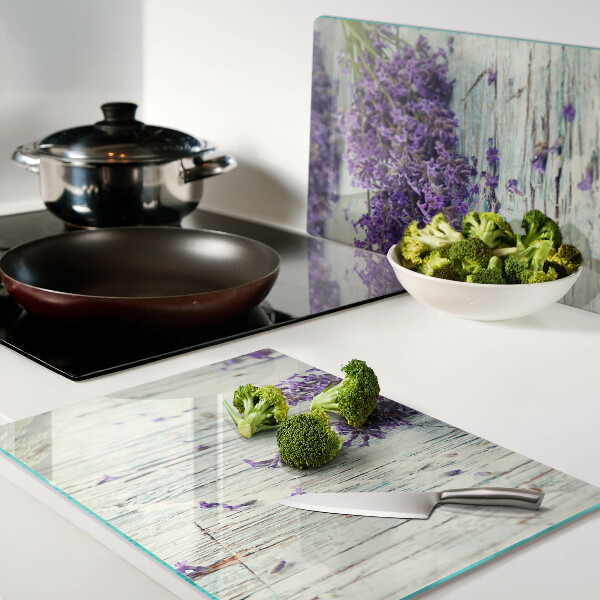 Glas schneidebrett Lavendel auf Holzgrund