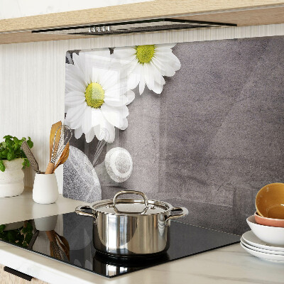 Schneidebrett glas Blumen und Steine im Hintergrund