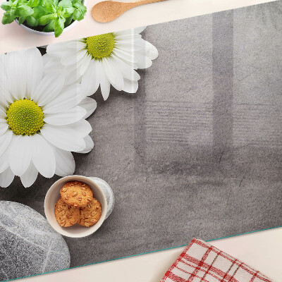 Schneidebrett glas Blumen und Steine im Hintergrund