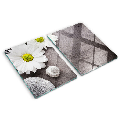 Schneidebrett glas Blumen und Steine im Hintergrund