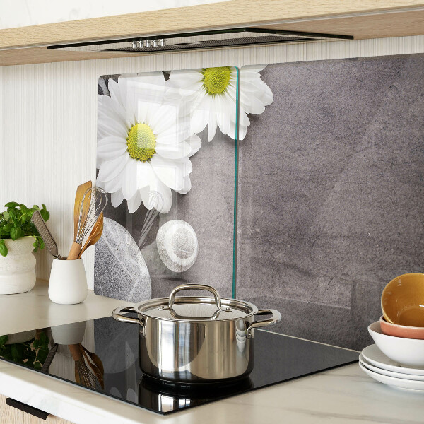 Schneidebrett glas Blumen und Steine im Hintergrund