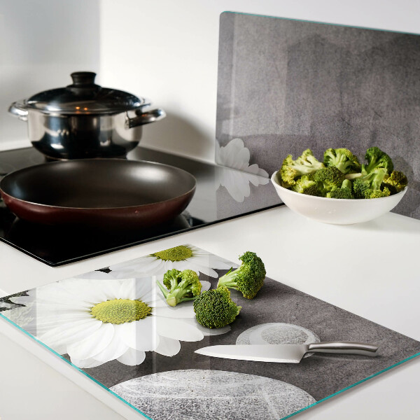 Schneidebrett glas Blumen und Steine im Hintergrund