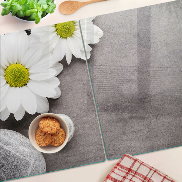 Schneidebrett glas Blumen und Steine im Hintergrund