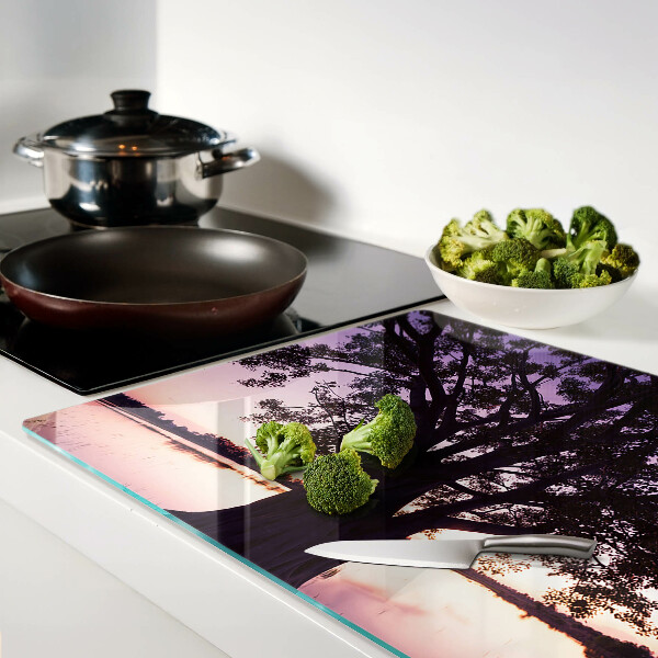 Schneidebrett mit Motiv eines Baums bei Sonnenuntergang