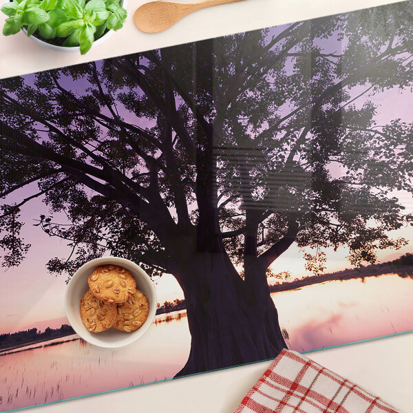 Schneidebrett mit Motiv eines Baums bei Sonnenuntergang