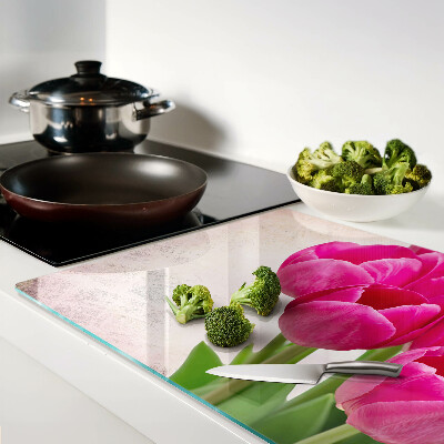 Schneidebrett glas Tulpenblüten auf rosa Hintergrund
