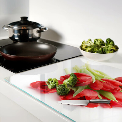 Schneidebrett mit rotem Tulpenmotiv auf weißem Hintergrund