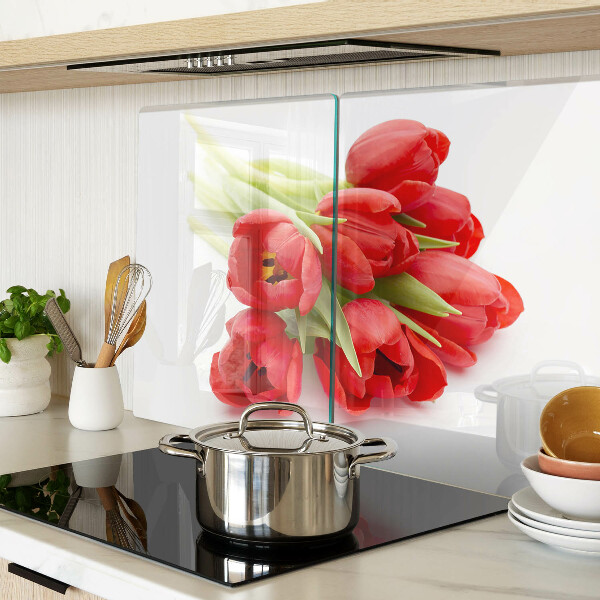 Schneidebrett Rote Tulpen auf weißem Hintergrund