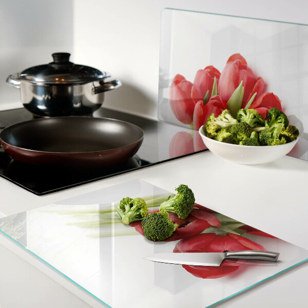 Schneidebrett mit rotem Tulpenmotiv auf weißem Hintergrund